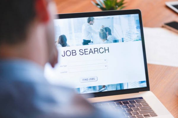Melhores Sites de Emprego em Portugal - Homem procura emprego num website através do seu computador